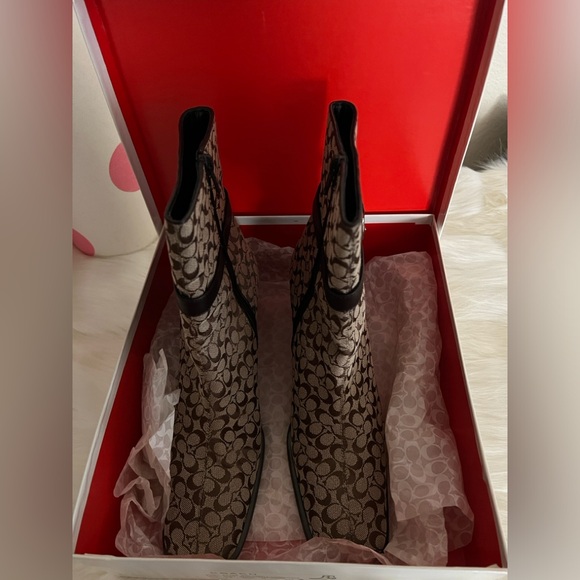 COACH size 9.5 width M in color Khaki/Mahogany Bibi small logo C’s. Lower calf - Picture 9 of 9